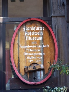 "Appelwoi"-barrel showing the opening hours of the "Apfelwein-Museum" in Frankfurt."Most"barrels look the same. ©Truegerman